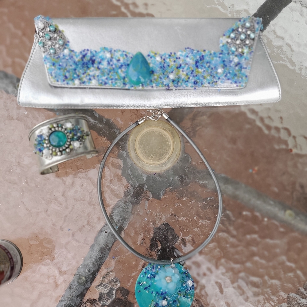 Clutch handbag and Jewelry set